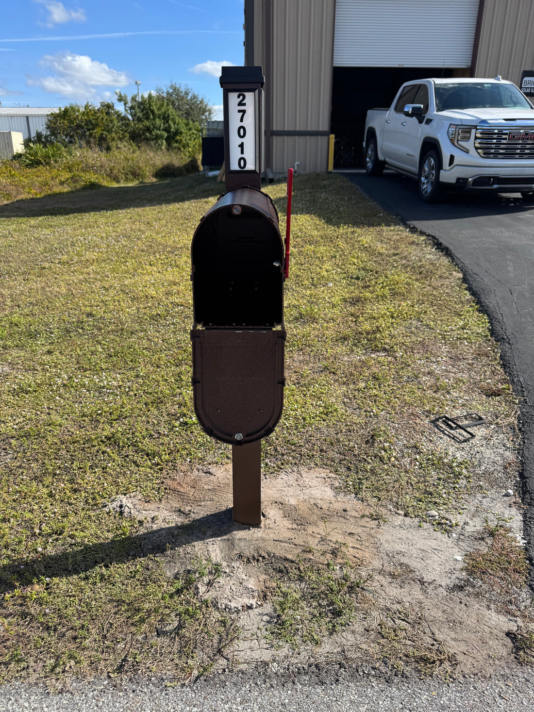 Solar Illuminated Hammered Bronze Single Post Mailbox Traditional Mount