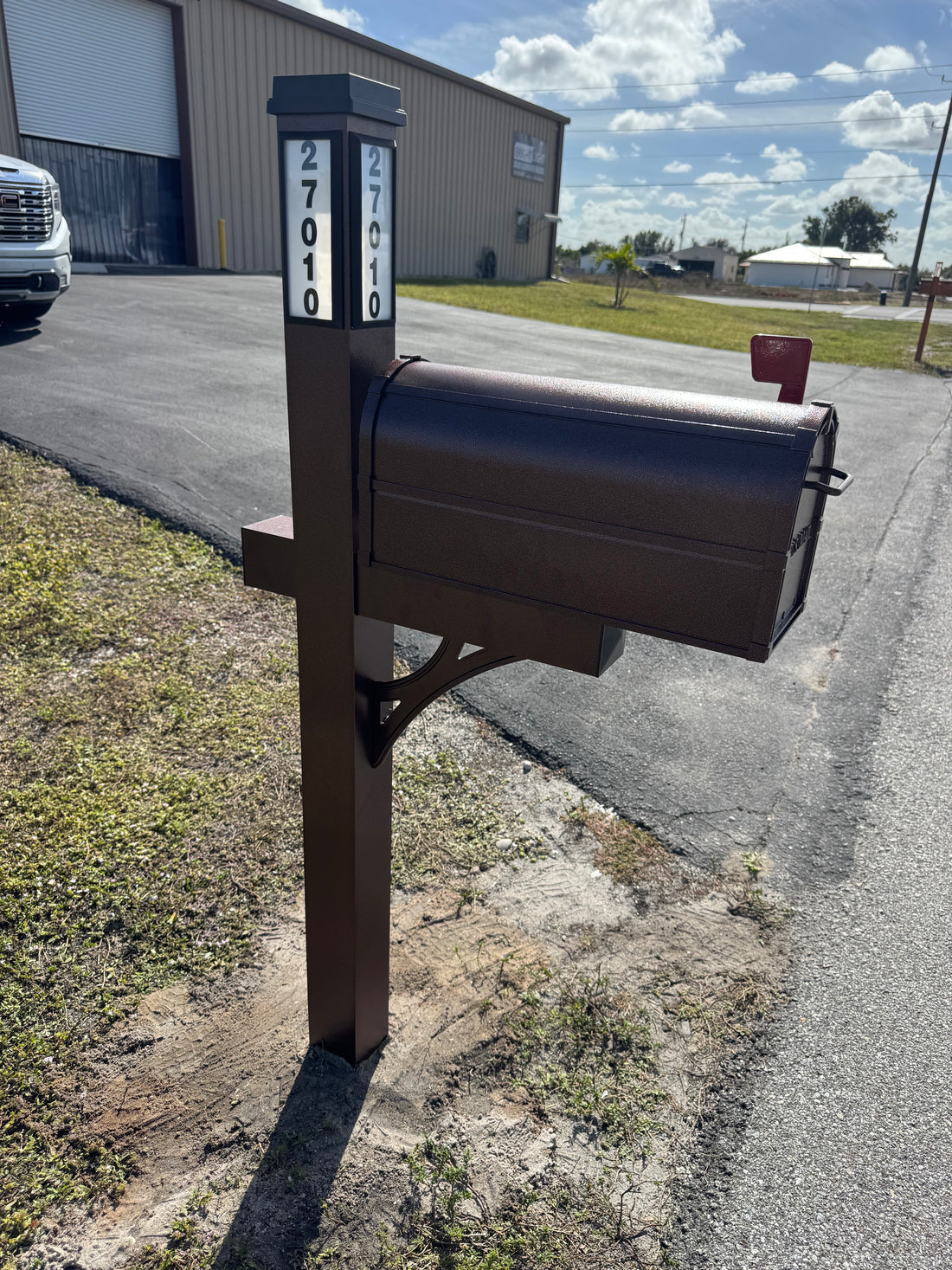 Solar Illuminated Hammered Bronze Single Post Mailbox Traditional Mount