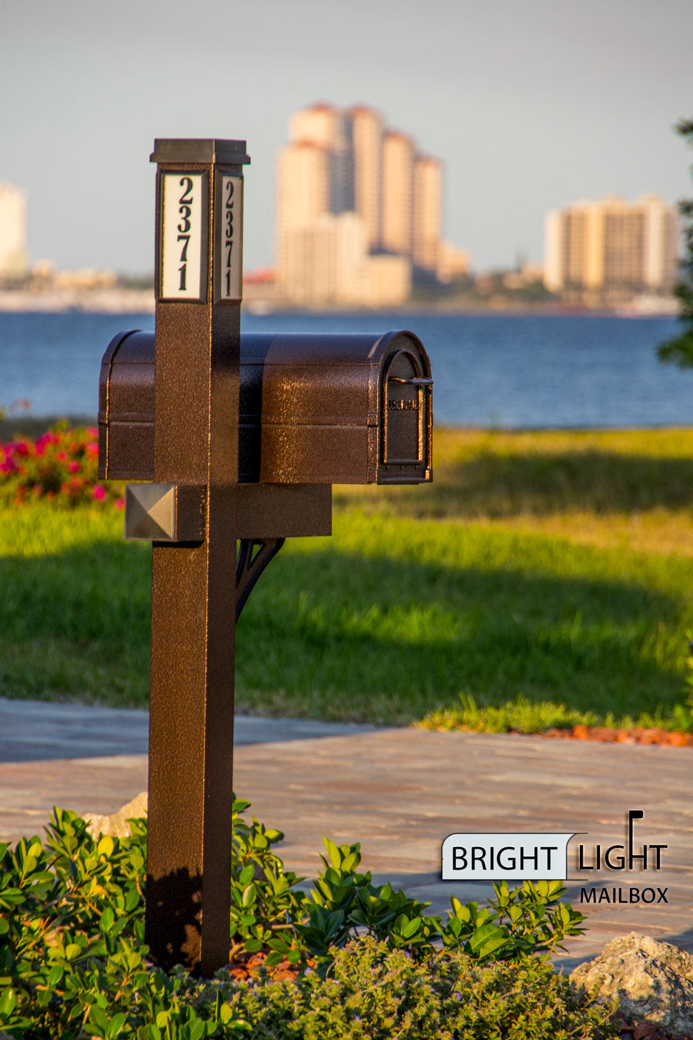 Solar Illuminated Hammered Bronze Single Post Mailbox